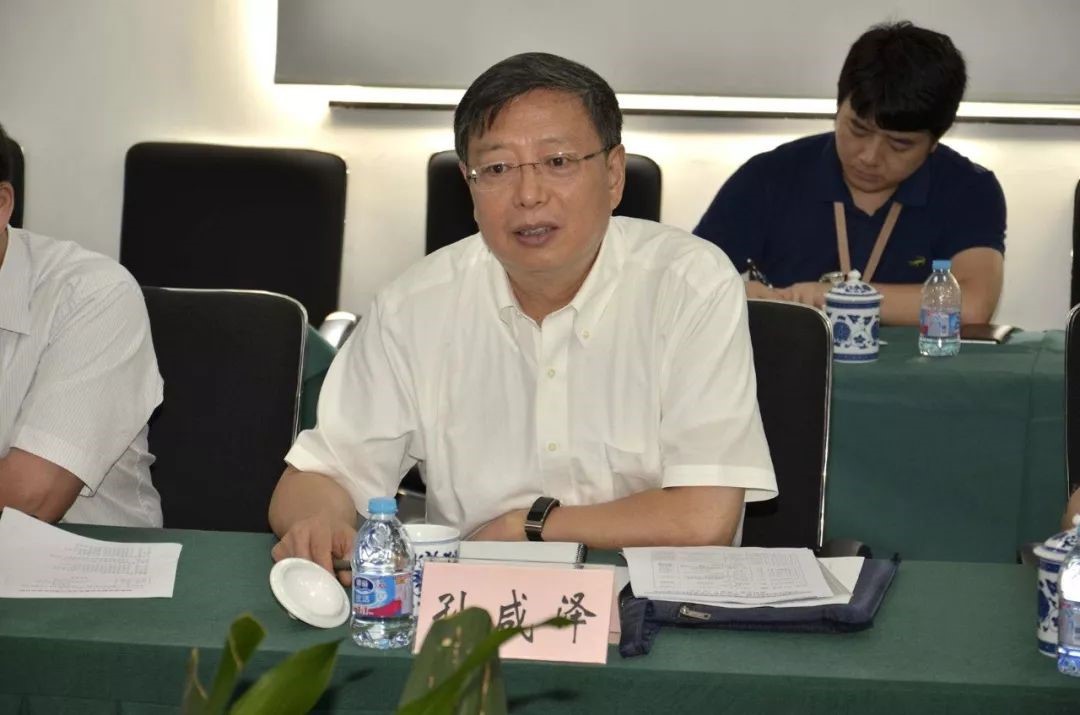 2009年,时任国家食品药品监管局食品安全协调司司长的孙*泽因著名奶粉